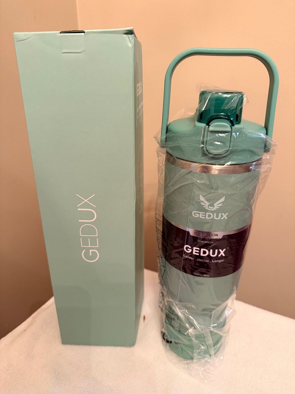 Gedux 32 oz Stainless Steel Tumbler with Handle and Straw mint green colorway.
